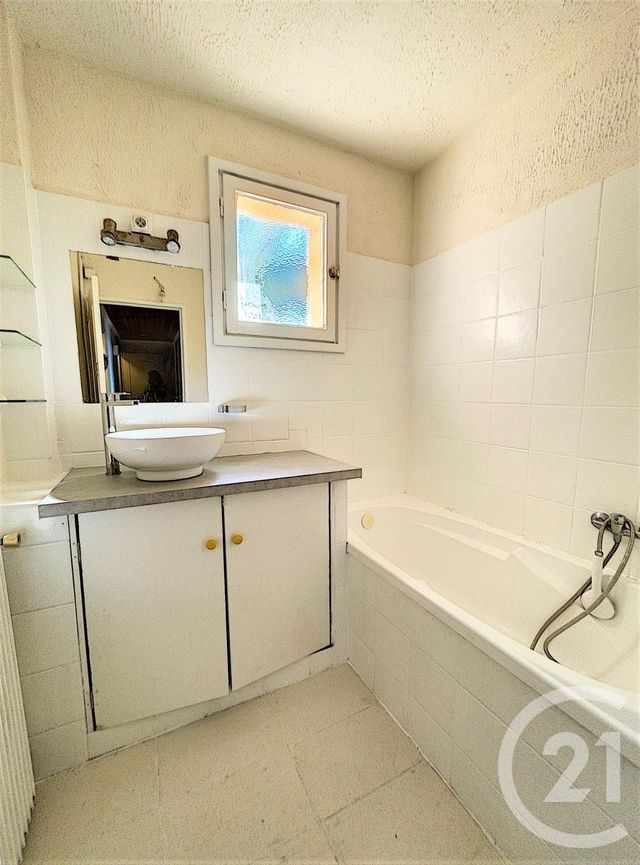 Appartement F4 à vendre - 4 pièces - 68.18 m2 - GRASSE - 06 - PROVENCE-ALPES-COTE-D-AZUR - Century 21 Moulin De Brun Appartement F4 à vendre - 4 pièces - 68.18 m2 - GRASSE - 06 - PROVENCE-ALPES-COTE-D-AZUR - Century 21 Moulin De Brun