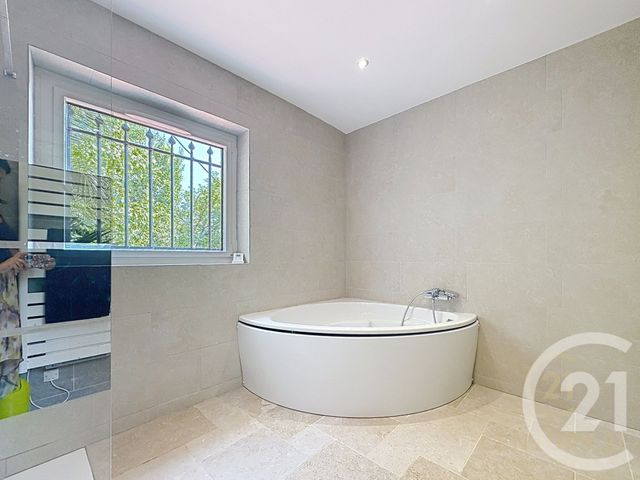 maison à louer - 4 pièces - 131.27 m2 - CHATEAUNEUF GRASSE - 06 - PROVENCE-ALPES-COTE-D-AZUR - Century 21 Moulin De Brun